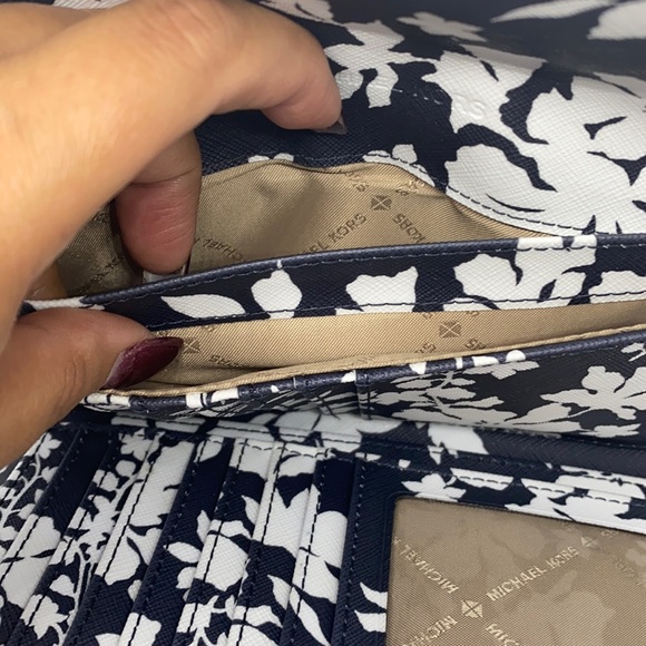 MK Wallet - Picture 4 of 7